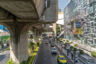 Bangkok, Tayland: 20 Ocak 2025: Siam Discovery, Tayland 'ın başkenti Bangkok' ta bulunan büyük bir alışveriş merkezi. İnsanlar cadde boyunca gezerken görülebiliyor..