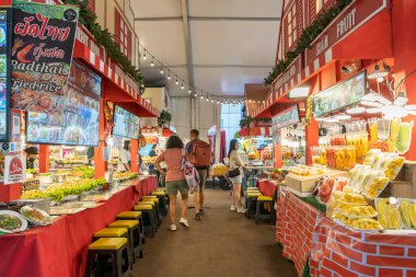 Bangkok, Tayland - 20 Ocak 2025: Tayland gıda tezgahları Tayland 'da yerel kültürün canlı ve temel bir parçasıdır. İnsanlar yiyecek tezgahlarının etrafını keşfederken görülebilirler..