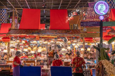 Bangkok, Tayland - 21 Ocak 2025: Iregaram 'da SOOKSIAM' da satılan çeşitli yiyecek, içecek ve hediyelik eşya türleri, insanların yiyecek satın alırken ve etrafını keşfederken görülmesi.