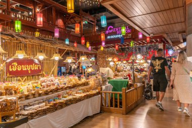 Bangkok, Tayland - 21 Ocak 2025: Iregaram 'da SOOKSIAM' da satılan çeşitli yiyecek, içecek ve hediyelik eşya türleri, insanların yiyecek satın alırken ve etrafını keşfederken görülmesi.