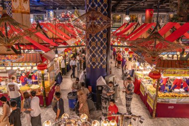 Bangkok, Tayland - 21 Ocak 2025: Iregaram 'da SOOKSIAM' da satılan çeşitli yiyecek, içecek ve hediyelik eşya türleri, insanların yiyecek satın alırken ve etrafını keşfederken görülmesi.