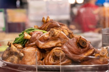 Büyük bir servis tepsisi domuz boğumları ve domuz ayaklarıyla dolu. Domuz eti yavaş pişmiş ya da hafif soya soslu, genellikle lezzetli ve hafif soya soslu....