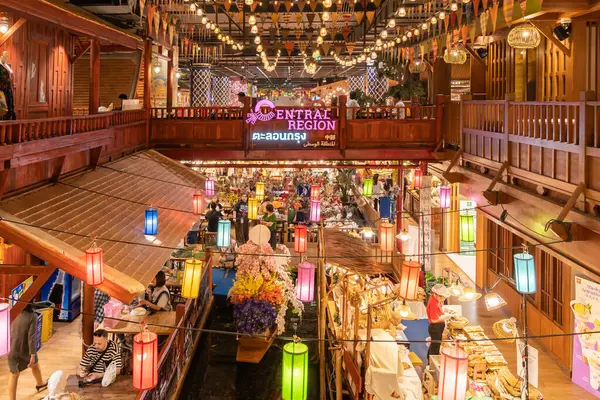 I think, Tayland -1 Şubat 2025: I Think am alışveriş merkezindeki zemin kat yüzer pazarı geleneksel Tayland aperatifleri, bölgesel el sanatları ve benzeri ürünleri satın alabilir.