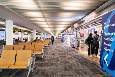 Bangkok, Tayland - 25 Ocak 2025: Bangkok, Don Mueang Uluslararası Havaalanı 'ndaki bir havaalanı terminalinin kalkış kapısı. Yolcular biniş için beklerken görülebilir