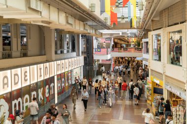 Kuala Lumpur, Malezya - 14 Ağustos 2025: İnsanlar Merkez Market 'te keşfe ve alışverişe çıkarken görülebilir. Sanat deco cephesinin restorasyon ve yemek servisi sunduğu kültürel bir miras sitesi..