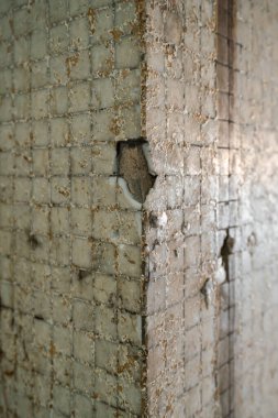 Görünür yüzey hasarı ve yaşlanma, doku ve çürümeyi, aşınmayı, bozulmayı ve zamanın inşaat malzemeleri üzerindeki etkilerini sembolize eden aşınmış beton bir köşe..