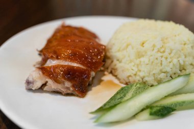 Tabakta taze salatalıkla servis edilen lezzetli tavuklu pilav..