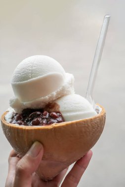 Hindistan cevizi kepçeli ve kırmızı fasulyeli hindistan cevizli dondurma.