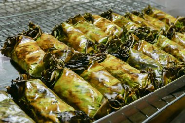 Metal bir rafta ızgara hamur köftesi..