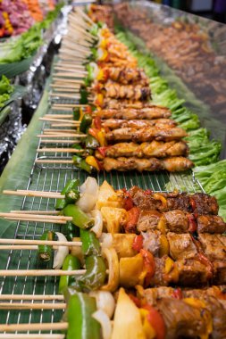 Cızırdayan et kebapları ve ızgara şişler taze sebzelerle ızgarada.