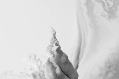 Soyut arkaplan, yumuşak, akışkan dokuya sahip gri bir duman benzeri dokuyu tasvir ediyor.