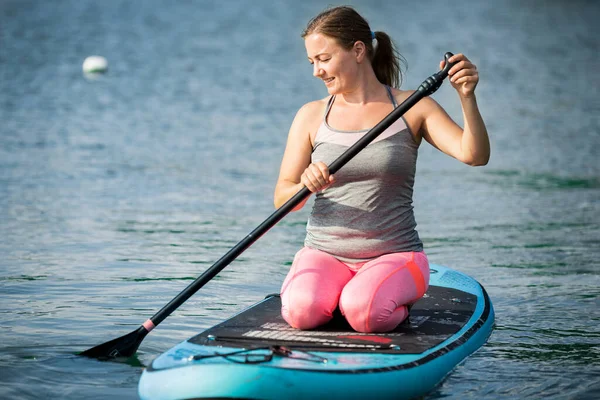 Ung Atletisk Kvinna Paddlar Längs Floden Står Knä Sup Styrelse — Stockfoto