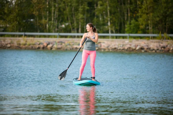 Ung Atletisk Kvinna Paddlar Längs Floden Stående Sup Styrelsen — Stockfoto