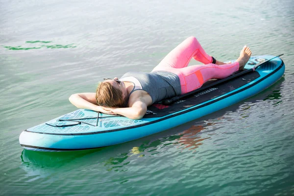 Une Jeune Femme Séduisante Allongée Sur Une Planche Sup Relaxante — Photo