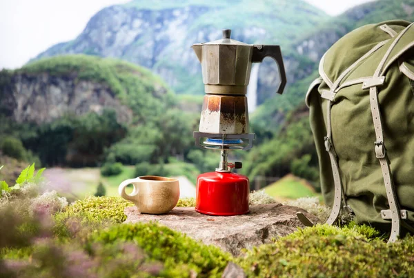 Kochen Kaffee Oder Tee Kochen Auf Einem Tragbaren Campinggasbrenner Mit — Stockfoto