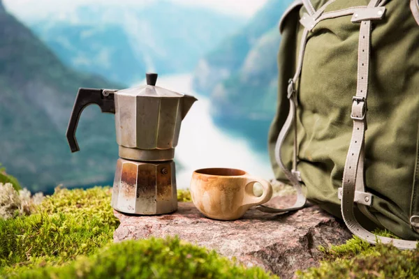 スカンジナビア風景を背景に モーニングコーヒーと伝統的な木製のフィンランドのカップクッサ — ストック写真