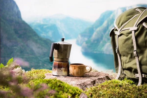 スカンジナビア風景を背景に モーニングコーヒーと伝統的な木製のフィンランドのカップクッサ — ストック写真