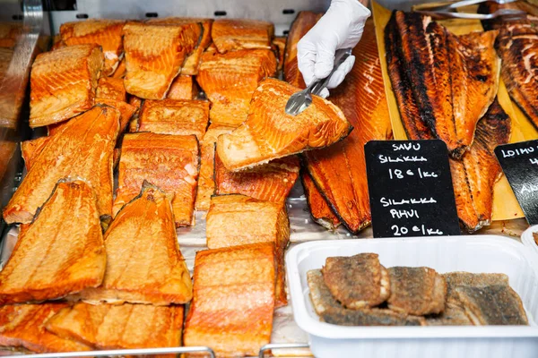 Sült Hal Étvágygerjesztése Egy Finnországi Élelmiszerpiacon Különféle Füstölt Haltermékek — Stock Fotó