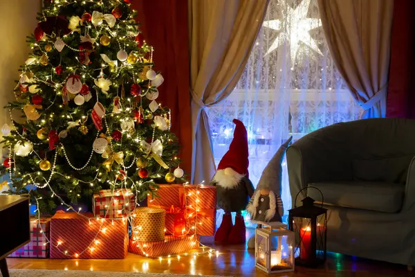 Dekorace Vánočních Stromků Obývacím Pokoji Noci Vánoční Interiér Svíčkami Dárky Royalty Free Stock Obrázky