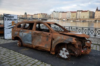 PRAG, CZECH REPUBLIC - 8 APRIL 2023: Prag 'daki Horejsi Embankment üzerine Ukrayna' dan Hikayeler Irpin, Bucha ve Hostomel bölgelerinden çekilen sivil arabaları gösteriyor.