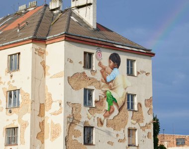 PLZEN, CZECH Cumhuriyet 25 AĞUSTOS 2023 Uyuyan Romanyalı bir çocuğu resmeden bir duvar resmi Chemis - Dmitrij Proskin, Plzen 'deki Jatecni 35.