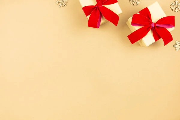 Decoración Plana Navidad Con Cajas Regalo Con Cinta Roja Copo — Foto de Stock