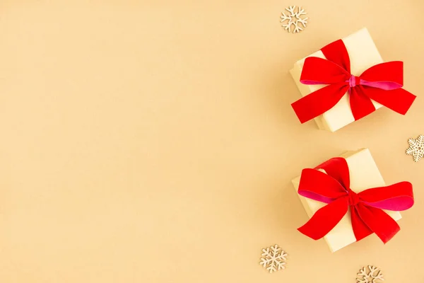 Різдвяна Квартира Лежала Подарунковими Коробками Червоною Стрічкою Прикрасою Сніжинки Фоні — стокове фото