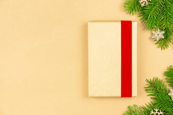 Christmas Wrapped Vintage Gift Box Mockup Red Ribbon Christmas Tree — Stock Photo, Image