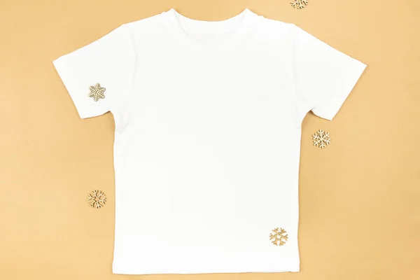 白色男性或女性的棉质T恤衫与圣诞装饰的工艺纸背景 设计T恤衫模板 打印演示模型 顶视图平铺 — 图库照片