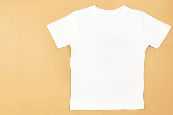 白种人的棉质T恤衫是手工纸制背景的模型 设计T恤衫模板 打印演示模型 顶视图平铺 — 图库照片