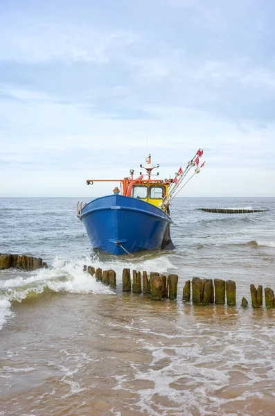 Рыбацкая Лодка Застряла Пляже — стоковое фото