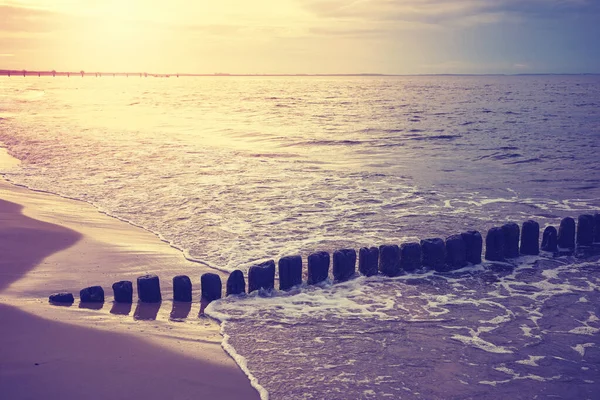 Drewniany Falochron Plaży Zachodzie Słońca Selektywne Ustawianie Ostrości Tonowanie Kolorów — Zdjęcie stockowe