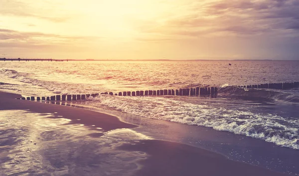 日没時のビーチ 選択的フォーカス カラートーンが適用されます — ストック写真