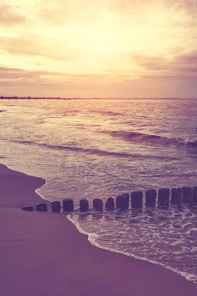 Деревянный Волнолом Пляже Закате Выборочная Фокусировка Нанесение Тонизирующей Краски — стоковое фото