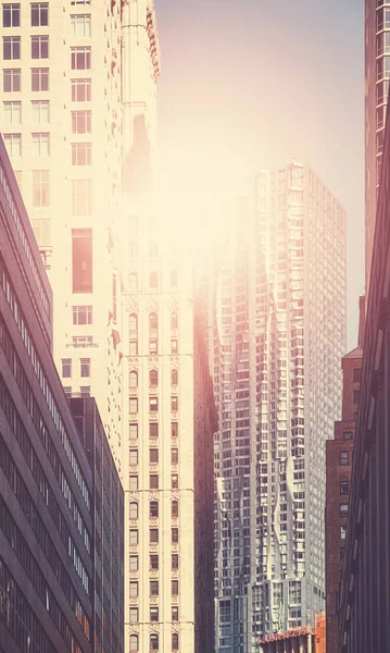 태양을 배경으로 경관의 맨해튼 — 스톡 사진