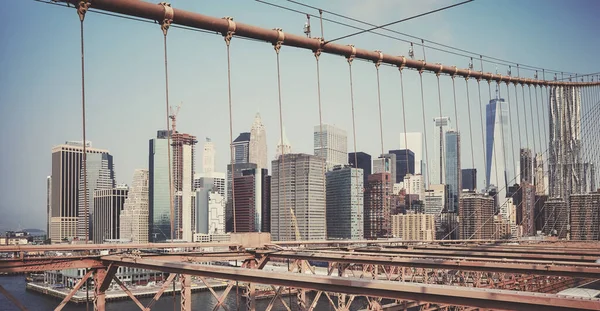 通过布鲁克林大桥电缆看到的纽约城市景观的复古色调图片 — 图库照片