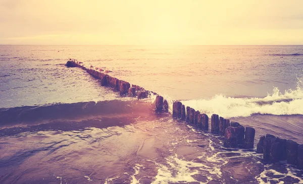 Wellenbrecher Aus Holz Strand Bei Sonnenuntergang Selektiver Fokus Farbtonung Aufgetragen — Stockfoto