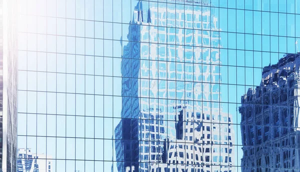 Vista Distorsionada Edificios Reflejados Ventanas Rascacielos Moderno Fondo Urbano Abstracto — Foto de Stock