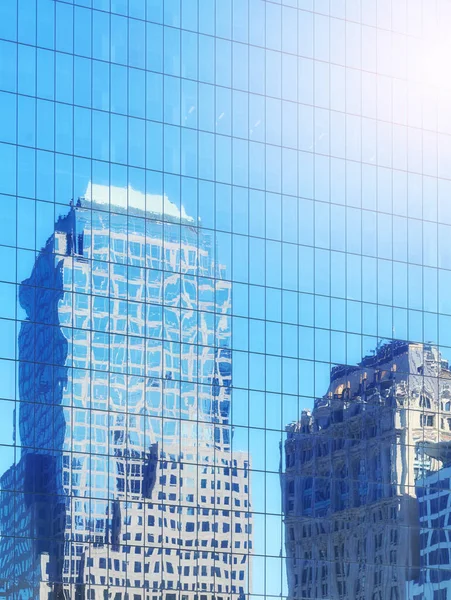 Vista Distorsionada Edificios Reflejados Ventanas Rascacielos Moderno Fondo Urbano Abstracto — Foto de Stock