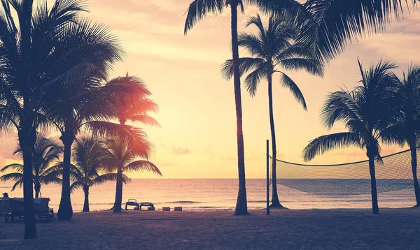 Tropisk Strand Med Kokospalmsilhuetter Vid Solnedgången Färgtoning Tillämpas — Stockfoto