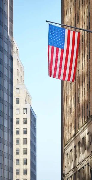 Bandera Americana Con Edificios Segundo Plano Enfoque Selectivo Ciudad Nueva —  Fotos de Stock