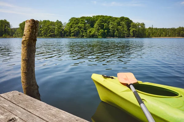 湖边码头划桨的独木舟 有选择的重点 — 图库照片