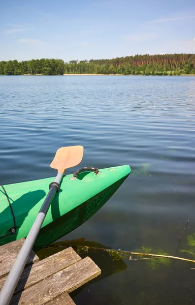 Kayak Con Paleta Por Muelle Madera Lago Enfoque Selectivo —  Fotos de Stock