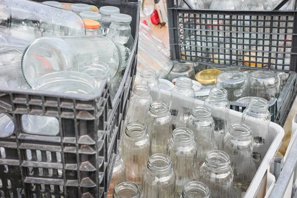 Botellas Vidrio Vacías Usadas Almacenadas Contenedores Para Reciclaje Enfoque Selectivo — Foto de Stock