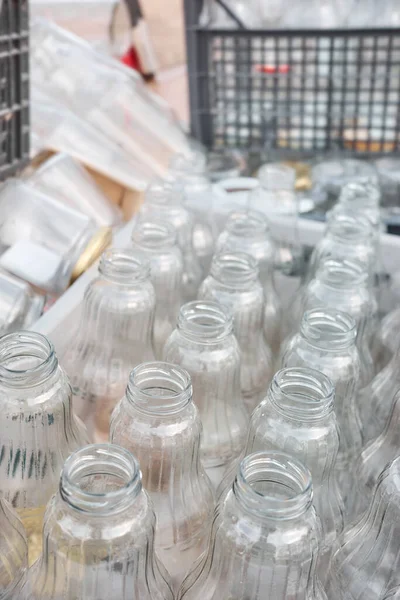 Używane Puste Butelki Szklane Przechowywane Pojemnikach Recyklingu Selektywne Ustawianie Ostrości — Zdjęcie stockowe