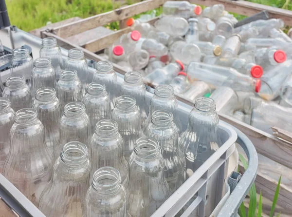 Botellas Vidrio Vacías Usadas Almacenadas Contenedores Enfoque Selectivo — Foto de Stock