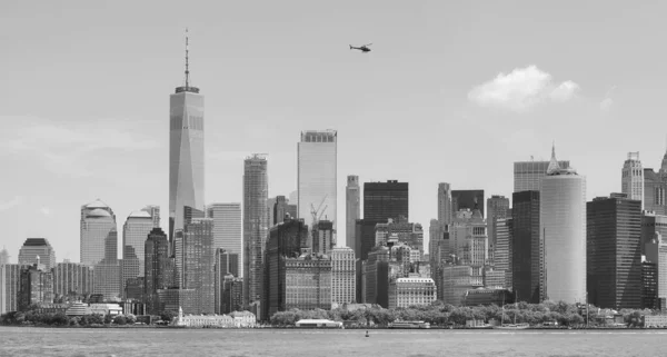 美国曼哈顿纽约市海滨全景的黑白照片 — 图库照片