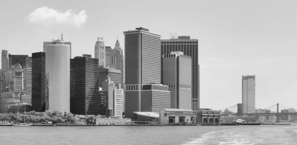 美国曼哈顿纽约市天际线的黑白照片 — 图库照片