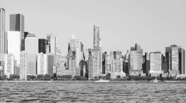 ニューヨーク市のスカイライン マンハッタン アメリカの黒と白の写真 — ストック写真