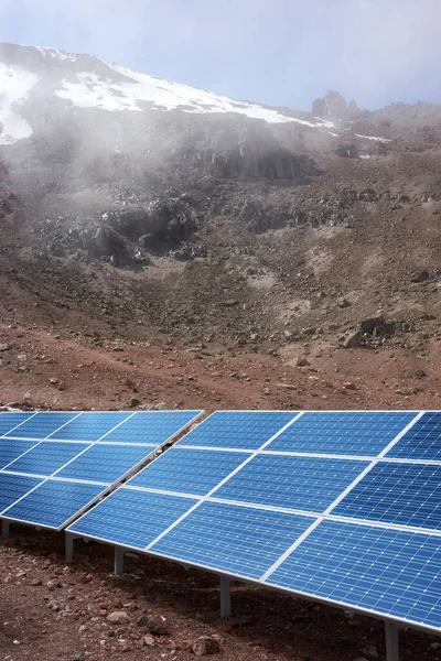 Panele Słoneczne Wulkanem Chimborazo Tle Ostrość Selektywna Ekwador — Zdjęcie stockowe